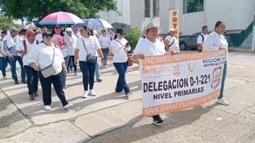 Maestros del SNTE salen a las calles en Coatzacoalcos para exigir atención a sus demandas