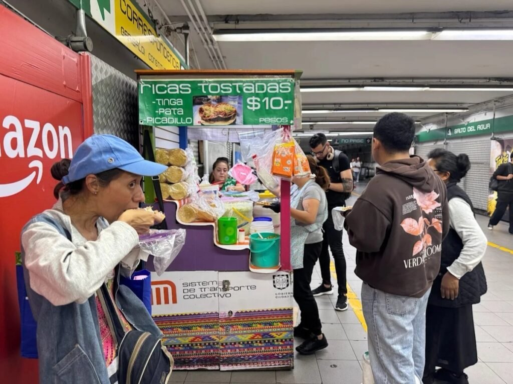 Las tostadas virales y los desayunos económicos que alimentan a miles en el Metro de CDMX