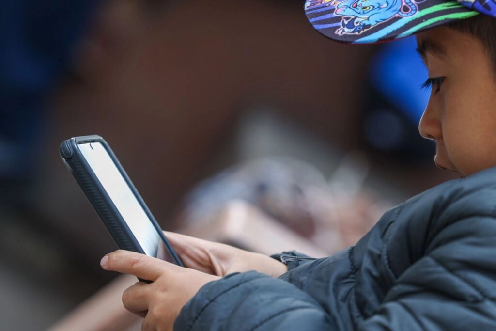 Infancias cada vez más conectadas: crece la preocupación por el uso de redes y pantallas
