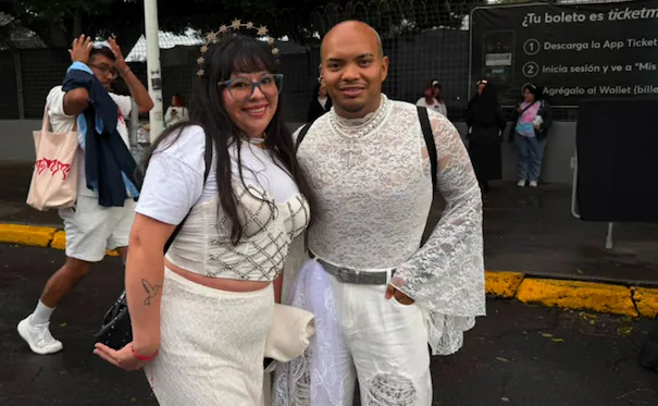 Ni la lluvia los detuvo: fans llegan desde otros estados para ver a Rosalía