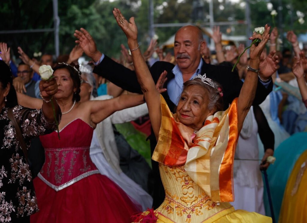 Abuelitas cumplen el sueño de sus XV años y convierten Iztapalapa en una gran fiesta