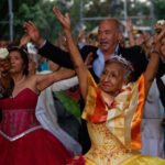 Abuelitas cumplen el sueño de sus XV años y convierten Iztapalapa en una gran fiesta
