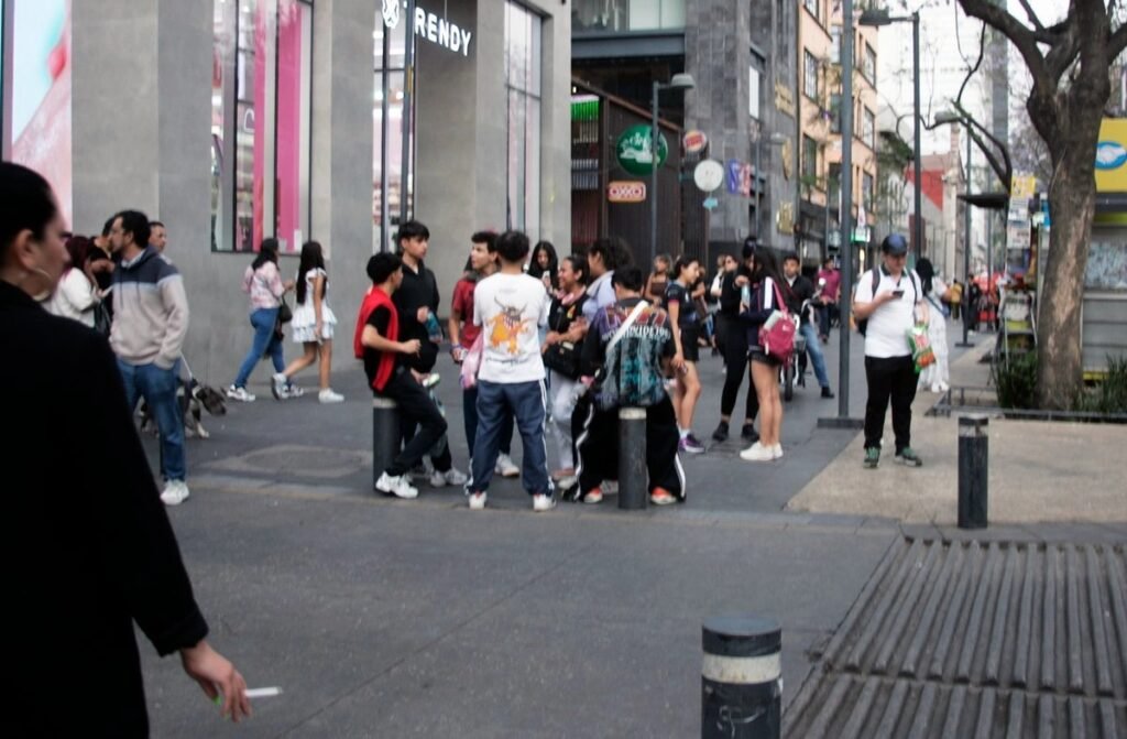 Estudian, trabajan o cuidan: así viven hoy los jóvenes mexicanos