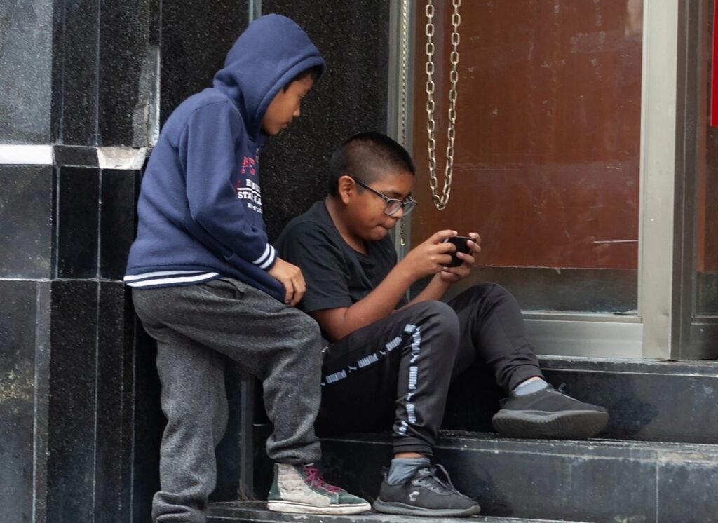 ¿Cuánto tiempo pasan tus hijos en el celular? Alertan por los riesgos para su bienestar emocional