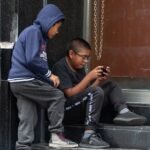 ¿Cuánto tiempo pasan tus hijos en el celular? Alertan por los riesgos para su bienestar emocional