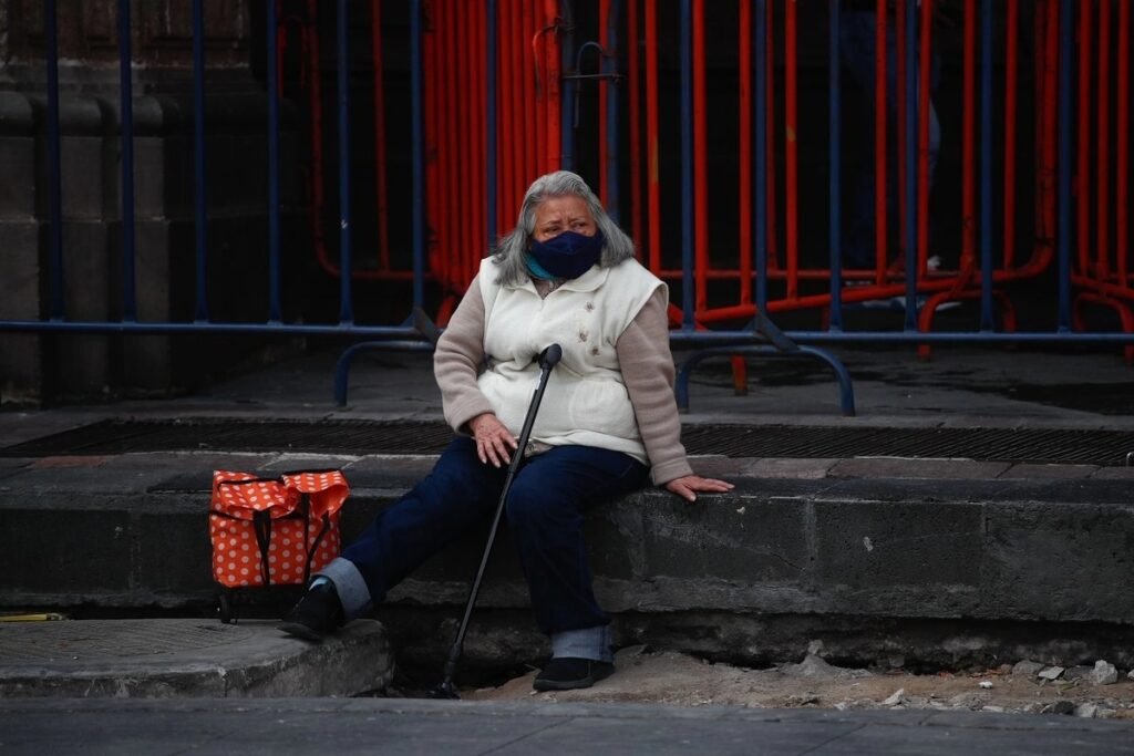 “Huelen a baúl”: el edadismo que se normaliza y lastima a las personas adultas mayores