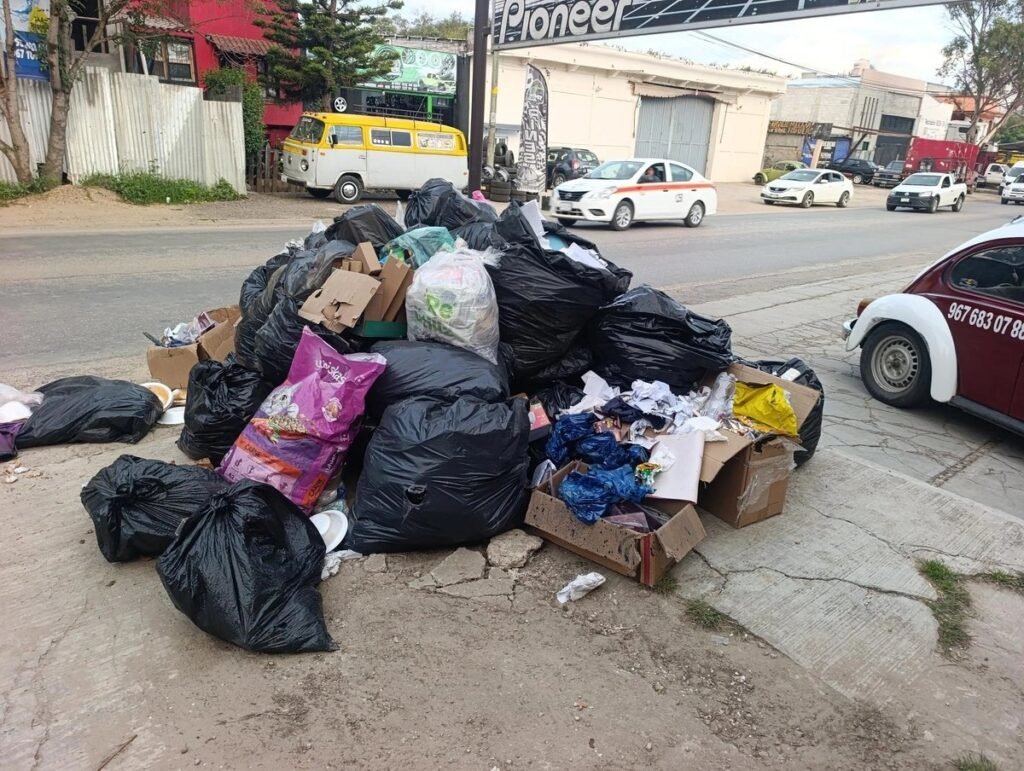Basura se acumula en San Cristóbal tras suspensión de recolección
