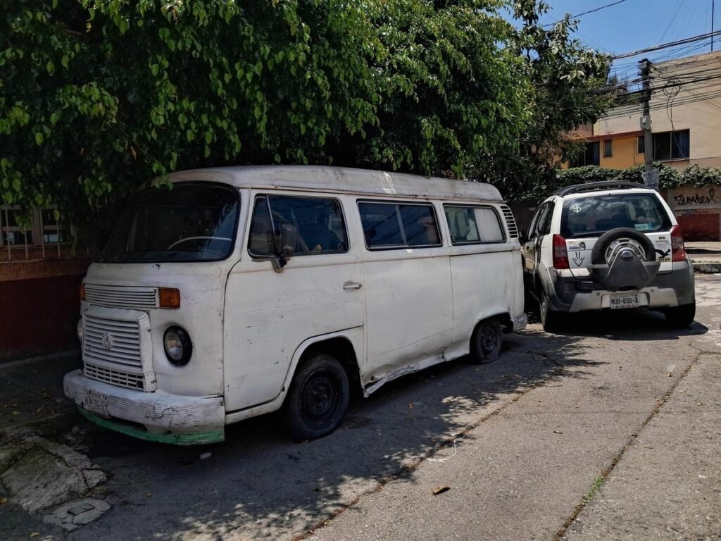 Autos olvidados, basura y espacios perdidos: el problema que enfrentan habitantes de Jardín Balbuena