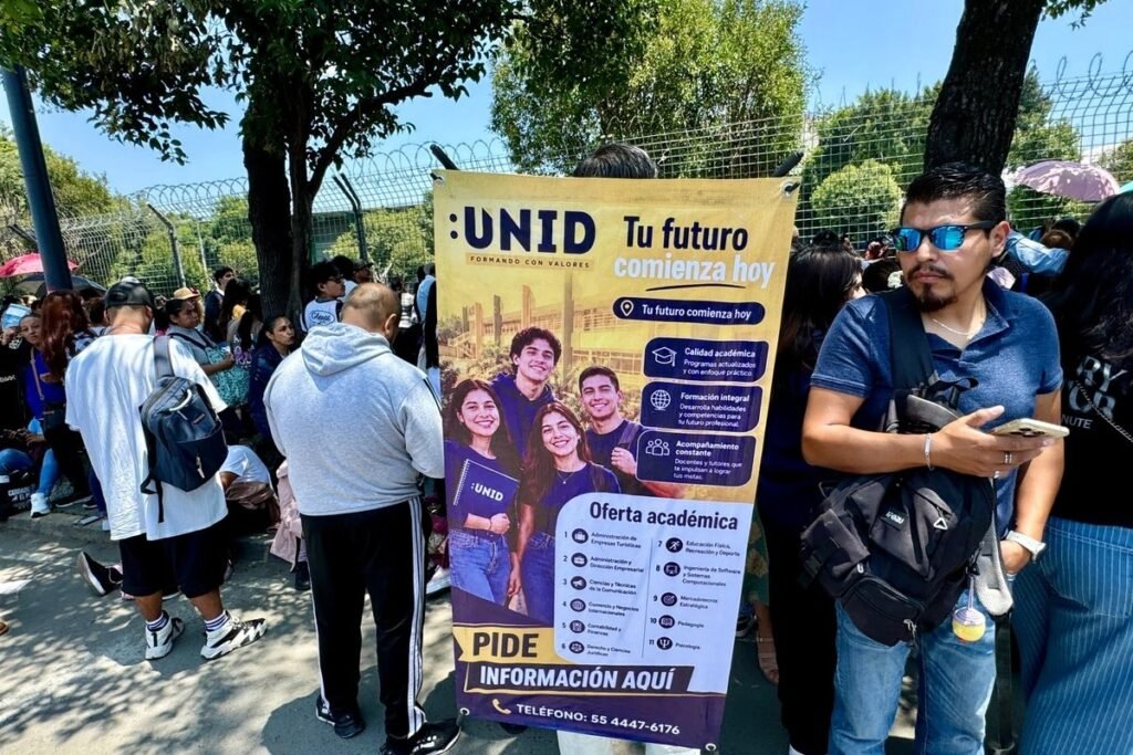 Entre nervios y folletos: universidades privadas buscan conquistar a aspirantes de la UNAM