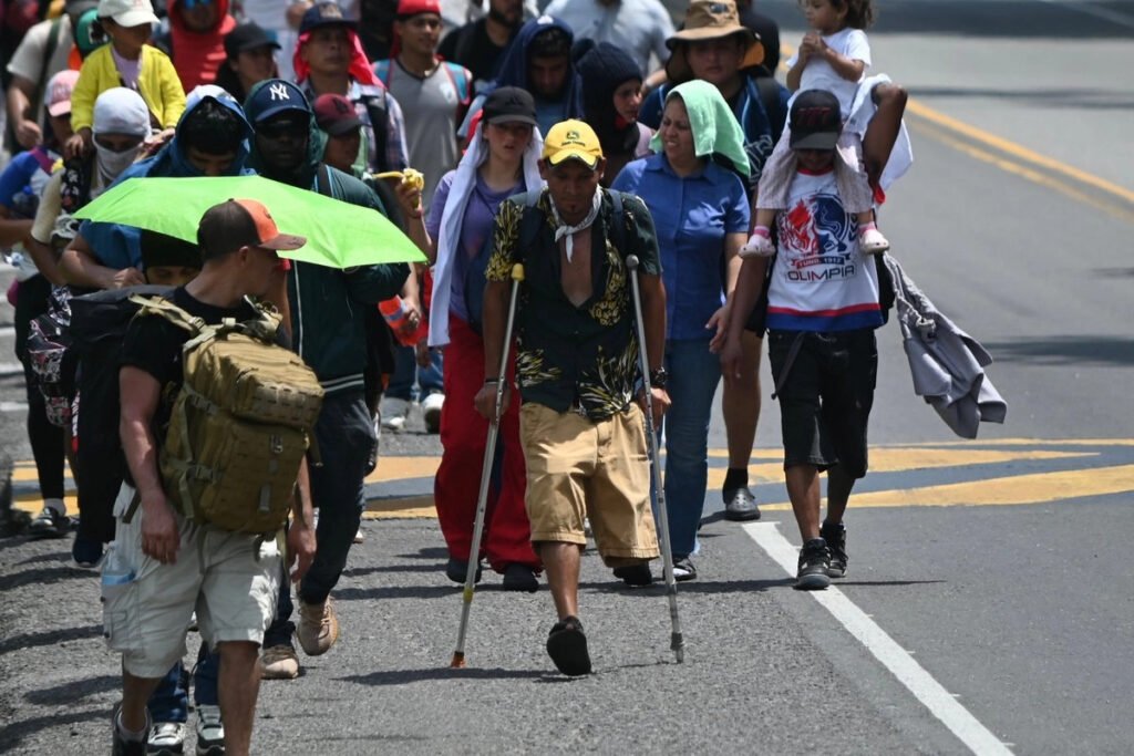 Con sus dos muletas, Carlos recorre 700 km en busca de trabajo y una nueva oportunidad