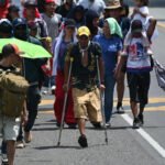 Con sus dos muletas, Carlos recorre 700 km en busca de trabajo y una nueva oportunidad