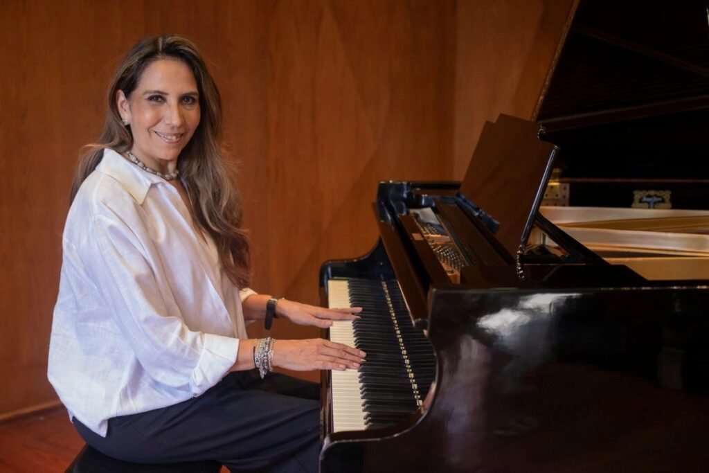 Del diagnóstico a “Empoderados”: Laura usa el piano para acompañar a pacientes con esclerosis