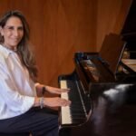 Del diagnóstico a “Empoderados”: Laura usa el piano para acompañar a pacientes con esclerosis