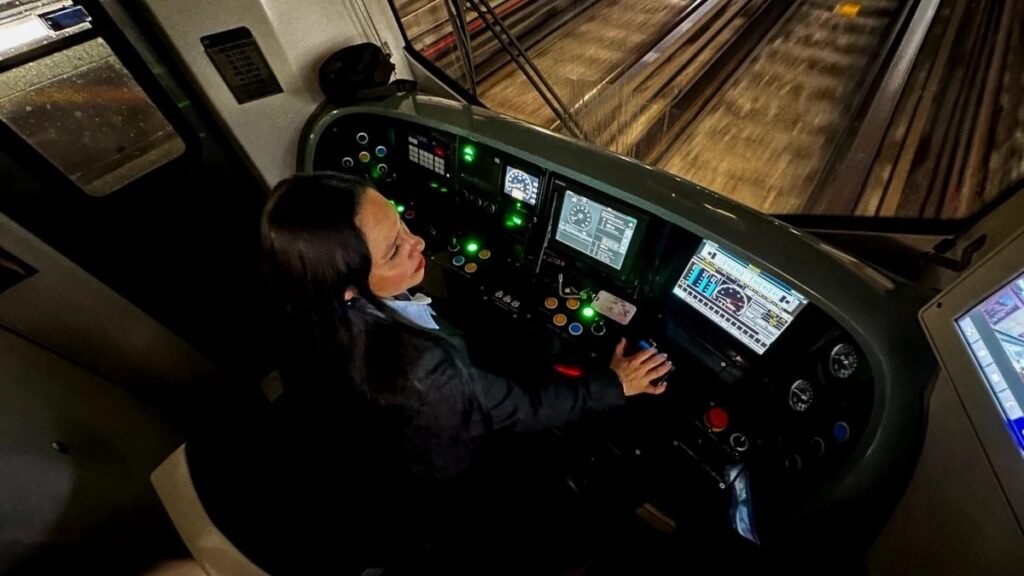 Mientras la ciudad duerme, ella conduce: la historia de una operadora del Metro