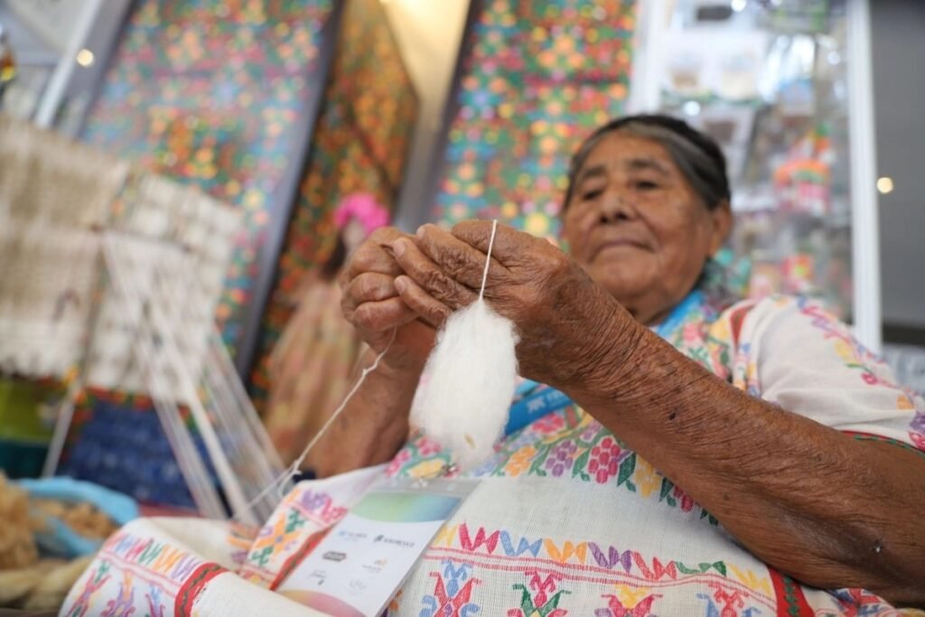 Bordados, barro y tradición: artesanas indígenas llenan de color las fiestas patrias en Acapulco