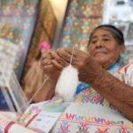 Bordados, barro y tradición: artesanas indígenas llenan de color las fiestas patrias en Acapulco