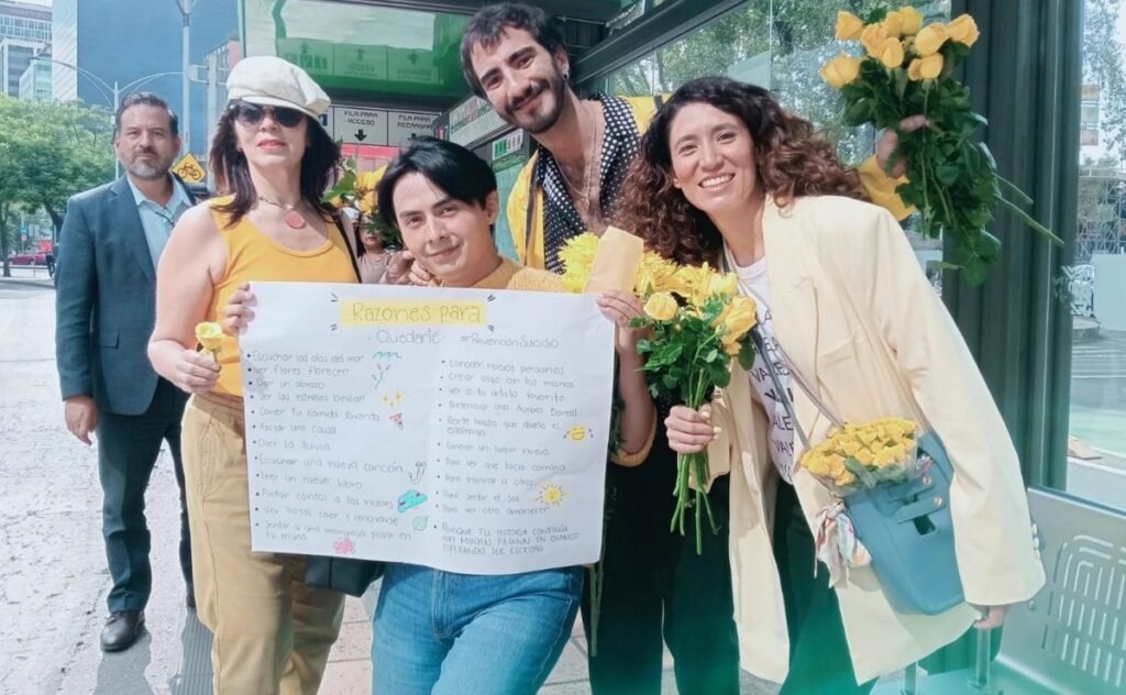 Una flor, un mensaje de esperanza: jóvenes llevan prevención del suicidio a las calles
